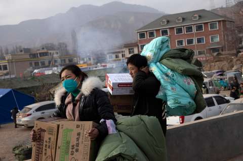 Sobrevivientes del terremoto en China se enfrentan a una ola de frío en el país