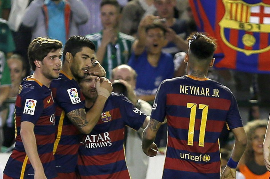 El delantero uruguayo del FC Barcelona Luis Suárez (2i) anotó el segundo tanto y es el goleador del campeonato español. / EFE