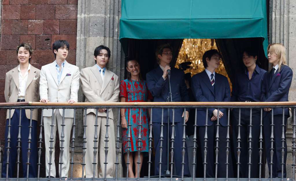 ACOMPAÑA CRÓNICA: MÉXICO BTS MÚSICA MEX2020. CIUDAD DE MÉXICO (MÉXICO), 06/05/2026.- La presidenta de México, Claudia Sheinbaum (4-i) reacciona junto a los integrantes del grupo surcoreano de K-pop BTS este miércoles, durante una visita al Palacio Nacional de Ciudad de México (México). EFE/ Sáshenka Gutiérrez