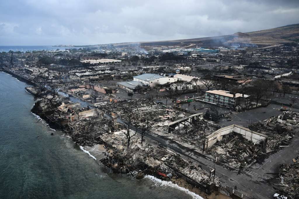 Una imagen aérea tomada el 10 de agosto de 2023 muestra casas, automóviles y edificios destruidos en Lahaina tras los incendios forestales en el oeste de Maui, Hawái.