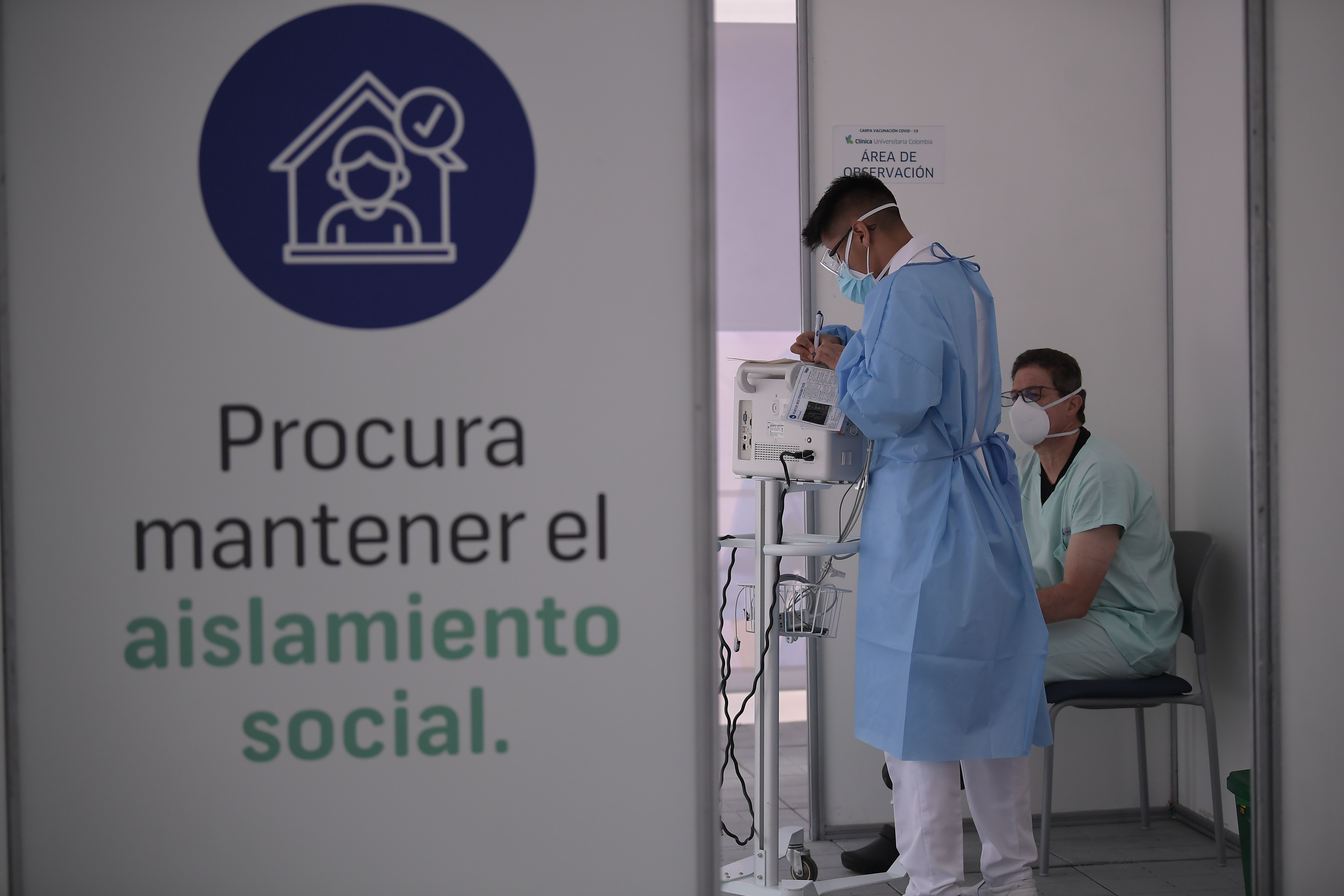 Inicio del proceso de vacunación contra Covid-19, al  personal de la salud en Bogotá.