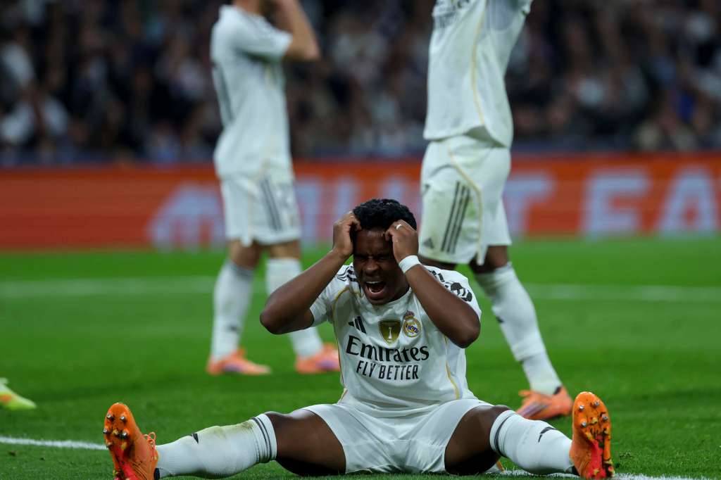 MADRID, 10/12/2025.- El delantero brasileño del Real Madrid, Rodrygo, se lamenta de una ocasión fallada durante el encuentro correspondiente a la fase regular de la Liga de Campeones que disputan este miércoles Real Madrid y Manchester City en el estadio Santiago Bernabéu, en Madrid. EFE/Kiko Huesca.