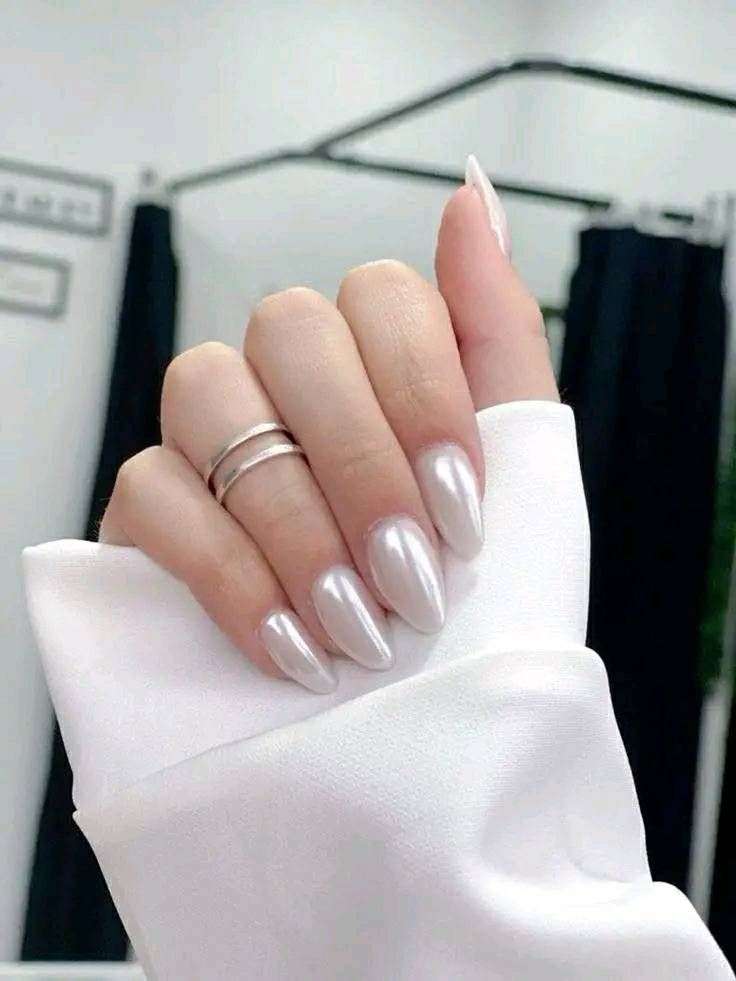 Uñas blancas con efecto perlado