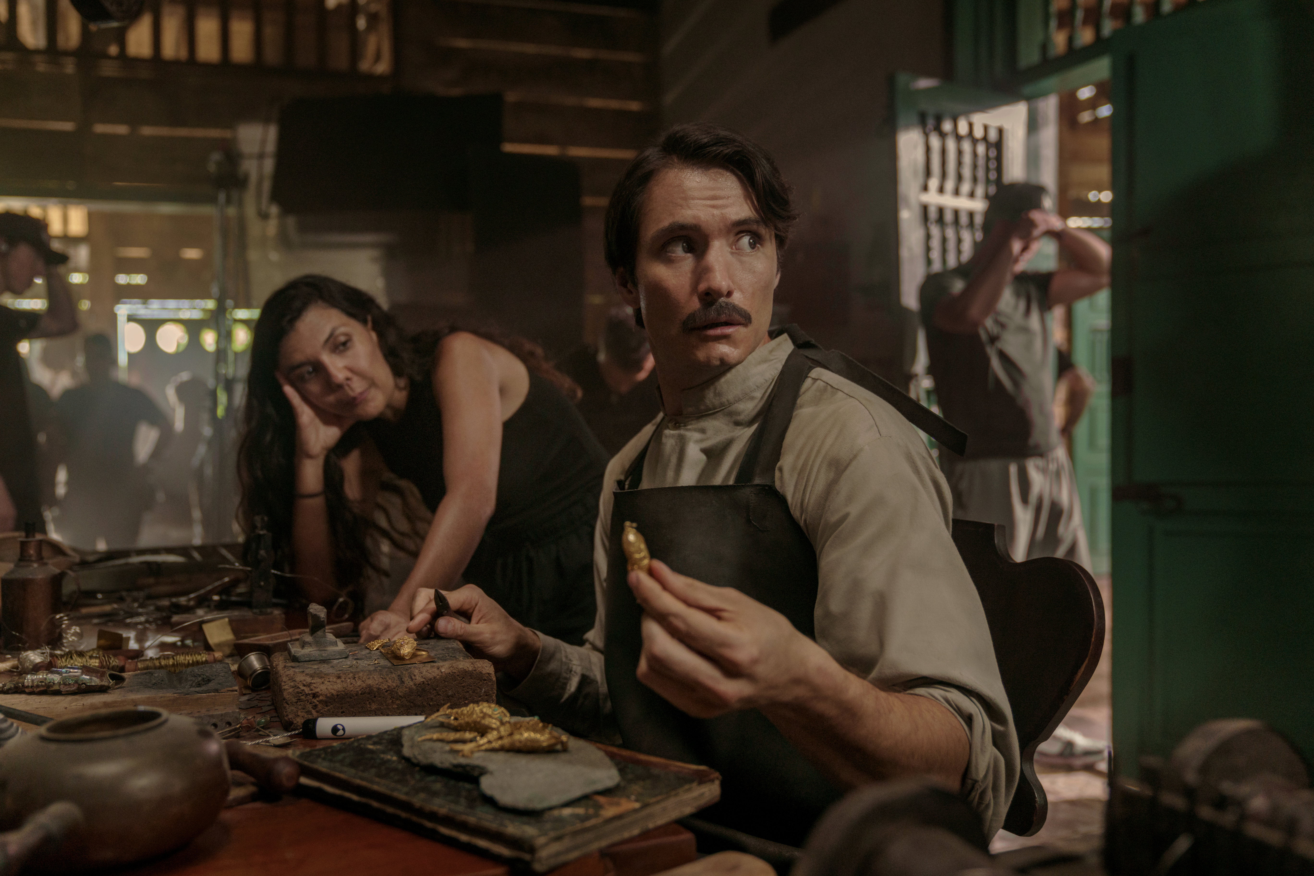 AME4699. BOGOTÁ (COLOMBIA), 11/12/2024.- Fotografía cedida por Netflix del actor colombiano Claudio Cataño (d), que interpreta a Aureliano, junto a la directora de la serie, Laura Mora (i), durante la grabación de la serie de Netflix 'Cien años de soledad'. Mora, que dirigió tres de los ocho capítulos de la primera parte de 'Cien años de soledad', serie que Netflix estrena este miércoles, siente una responsabilidad que "no deja de asustar" y al mismo tiempo que ha logrado llevar a la pantalla la "belleza poética" depositada en el libro por Gabriel García Márquez. EFE/ Mauro González / Netflix / SOLO USO EDITORIAL/ SOLO DISPONIBLE PARA ILUSTRAR LA NOTICIA QUE ACOMPAÑA (CRÉDITO OBLIGATORIO)