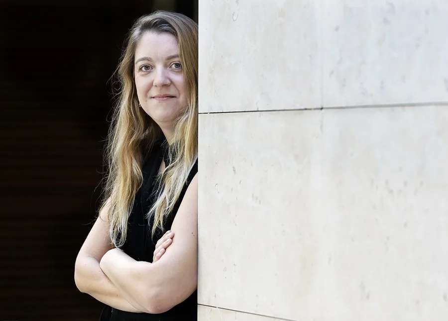 El ensayo ganador analiza los períodos de crisis en España, desde la recesión de 2008 hasta la pandemia de COVID-19, y reflexiona sobre sus consecuencias culturales y sociales.