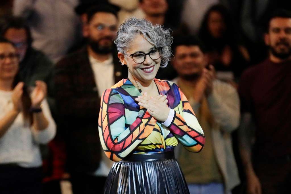 AME7605. BOGOTÁ (COLOMBIA), 04/08/2025.- La senadora colombiana María José Pizarro reacciona este lunes, en el lanzamiento de su precandidatura presidencial por el partido de Gobierno Pacto Histórico para las elecciones de 2026, en Bogotá (Colombia). EFE/ Carlos Ortega
