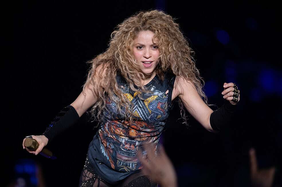 El look con short que usa Shakira y que seguro tienes en tu closet
