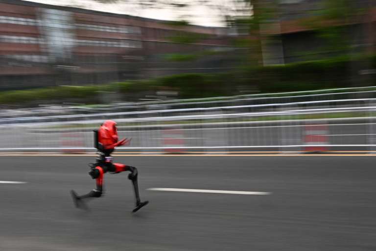 Ese tiempo no solo le permitió superar al primer atleta humano que cruzó la meta, sino también dejar atrás el récord mundial masculino de medio maratón, fijado en 57 minutos y 20 segundos por Jacob Kiplimo.