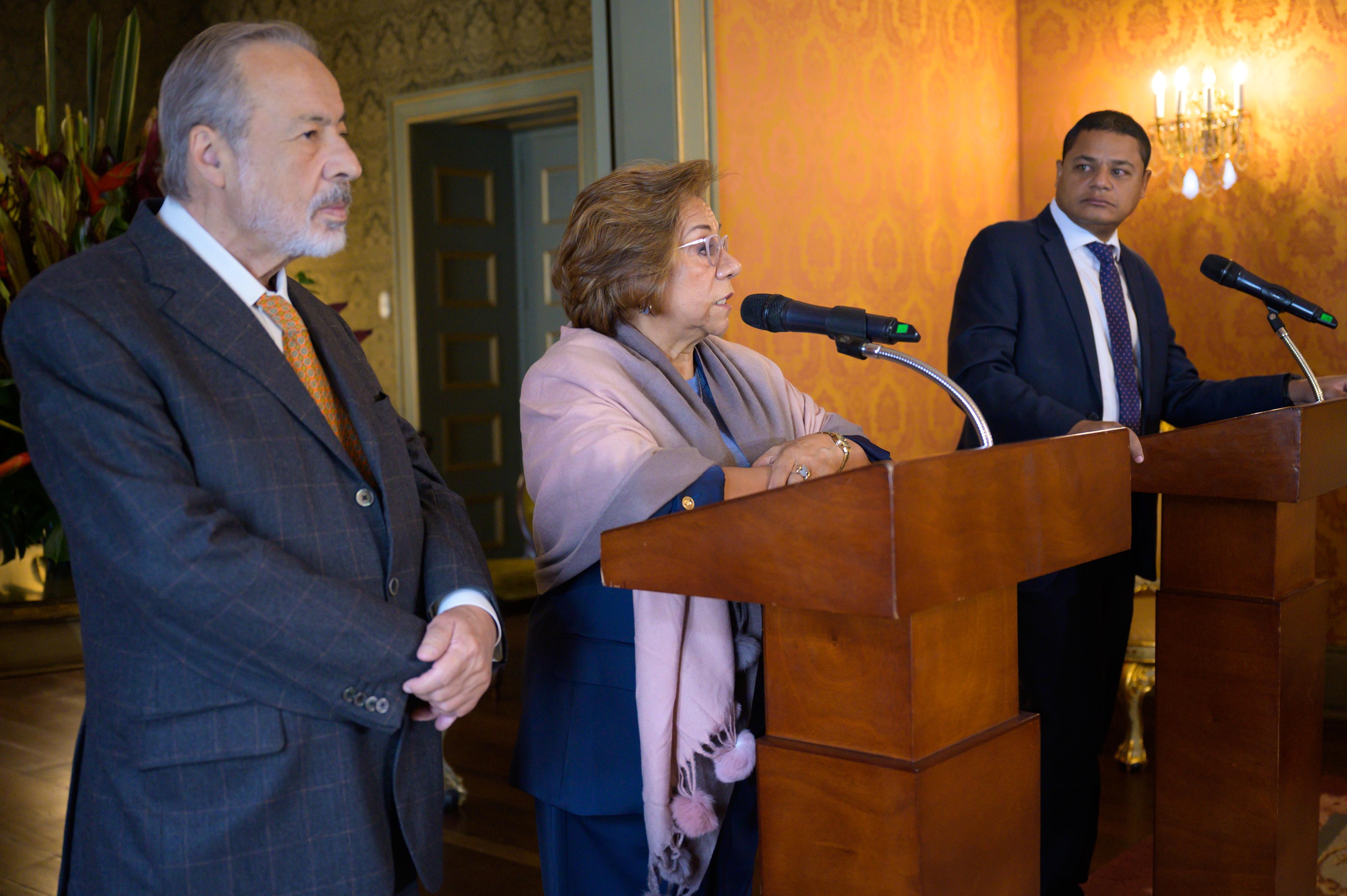La canciller Rosa Villavicencio junto al embajador de Colombia en la ONU en Ginebra, Gustavo Gallón, y el alcalde de Riohacha, Genaro Redondo Choles.
