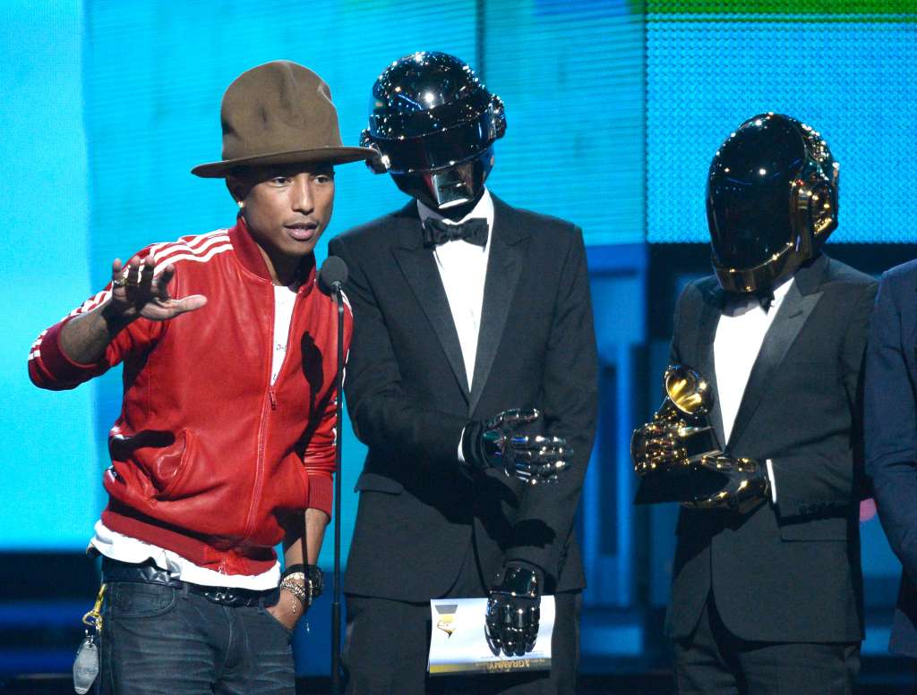 Daft Punk junto Pharrell Williams el 26 de enero de 2014 durante la ceremonia de los Premios Grammy en Los Ángeles, California.