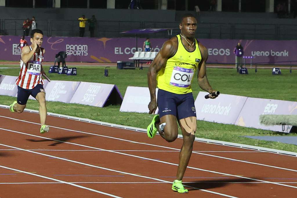 AMDEP1516. LUQUE (PARAGUAY), 21/08/2025.- Ronal Longa (d) de Colombia compite en la categoría atletismo 4 x 100 metros relevo masculino, en los II Juegos Panamericanos Junior ASU 2025 este jueves, en Luque (Paraguay). EFE/Rodrigo Sepulveda