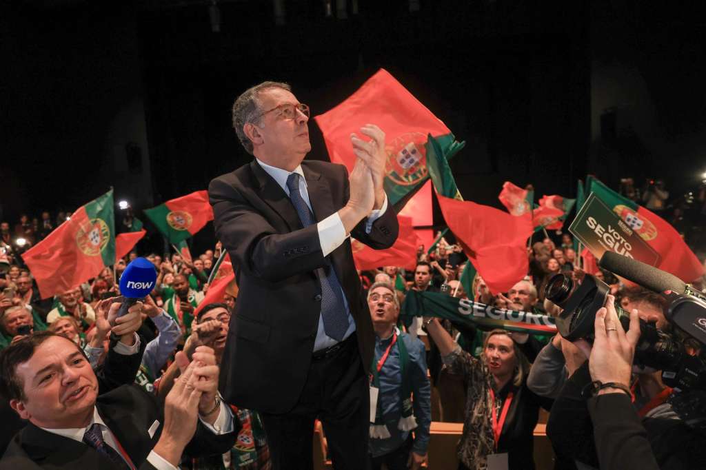 Caldas da Rainha (Portugal), 09/02/2026.- Presidential candidate Antonio Jose Seguro celebrates his victory in the second round of the Portuguese presidential election in Caldas da Rainha, Portugal, 08 February 2026. More than 11 million voters were called to choose the new president in a runoff between Seguro and Andre Ventura, the two candidates who received the most votes on 18 January. (Elecciones) EFE/EPA/JOSE COELHO