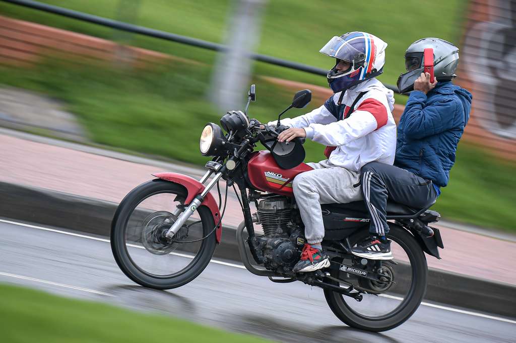 Motociclistas con parrillero.