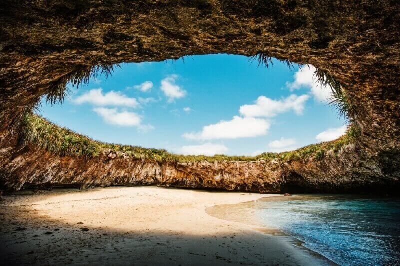 Para llegar a Playa Amor, en las islas Marietas, hay que ir acompañado por un guía aprobado por la administración del parque nacional federal. / Getty Images