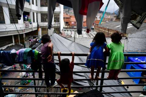 Bloqueos en alojamientos Emberá de Bogotá: versiones cruzadas y poco avance en el diálogo