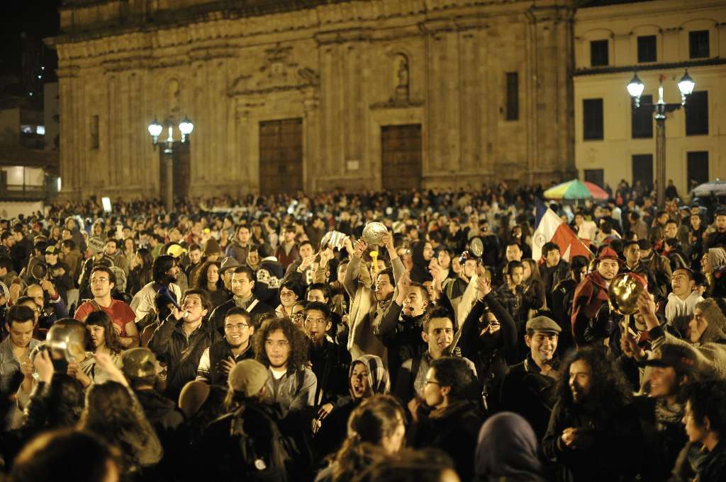 Manifestaciones de ciudadanos y organizaciones sindicales como la Mesa Amplia Nacional Estudiantil (Mane), Marcha Patriótica y representantes de los desplazados, marcharon por la carrera séptima hasta la Plaza de Bolívar, donde con un sonoro 'cacerolazo' expresaron su apoyo al paro nacional agrario.