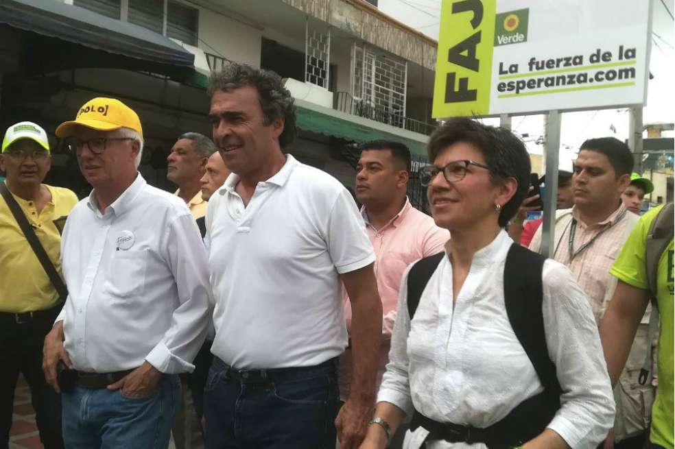 El senador Jorge Enrique Robledo, el candidato a la Presidencia Sergio Fajardo, y su fórmula, Claudia López, reparten propaganda de su campaña. / Campaña Sergio Fajardo
