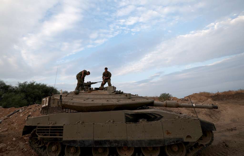 Undisclosed (Israel), 30/10/2023.- An Israeli military unit with a tank during maneuvers in the Western Galilee, as they guard along the border with Lebanon, northern Israel, 30 October 2023. Tensions remain high at the border between Israel and Lebanon after the Israeli-Palestinian conflict escalated following an unprecedented attack carried out by Hamas militants from Gaza into Israel on 07 October 2023. (Líbano) EFE/EPA/ATEF SAFADI