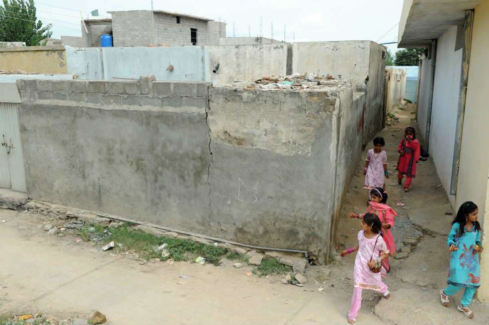 Un grupo de niñas corre por las calles de Mehrabadi, donde Rimsha Masih fue detenida. / AFP
