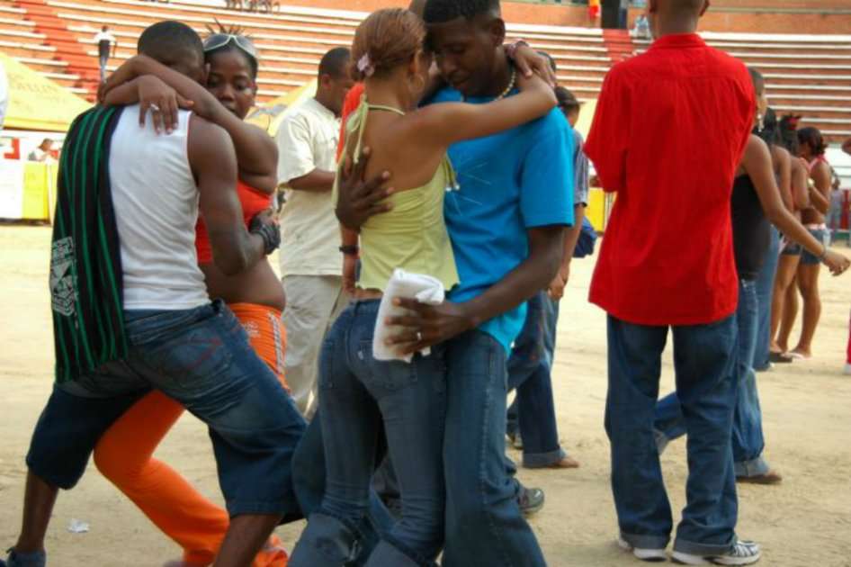 Parejas bailando champeta en la Plaza de Toros de Cartagena. /Archivo El Universal