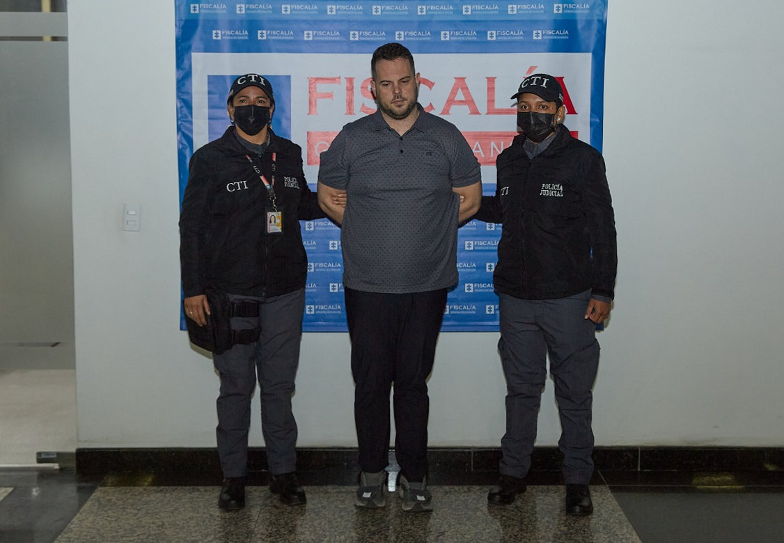 AME9392. BOGOTÁ (COLOMBIA), 26/01/2023.- Fotografía cedida por la Fiscalía General de la Nación que muestra un momento de la detención del ciudadano estadounidense John Nelson Poulos, principal sospechoso del asesinato de la DJ colombiana Valentina Trespalacios, hoy, en Bogotá (Colombia). El ciudadano estadounidense John Nelson Poulos, principal sospechoso del asesinato de la DJ colombiana Valentina Trespalacios, de 23 años, fue entregado a la Fiscalía colombiana tras ser deportado la víspera de Panamá, donde fue capturado, informó este jueves esa entidad. EFE/ Fiscalía General De La Nación SOLO USO EDITORIAL SOLO DISPONIBLE PARA ILUSTRAR LA NOTICIA QUE ACOMPAÑA (CRÉDITO OBLIGATORIO)