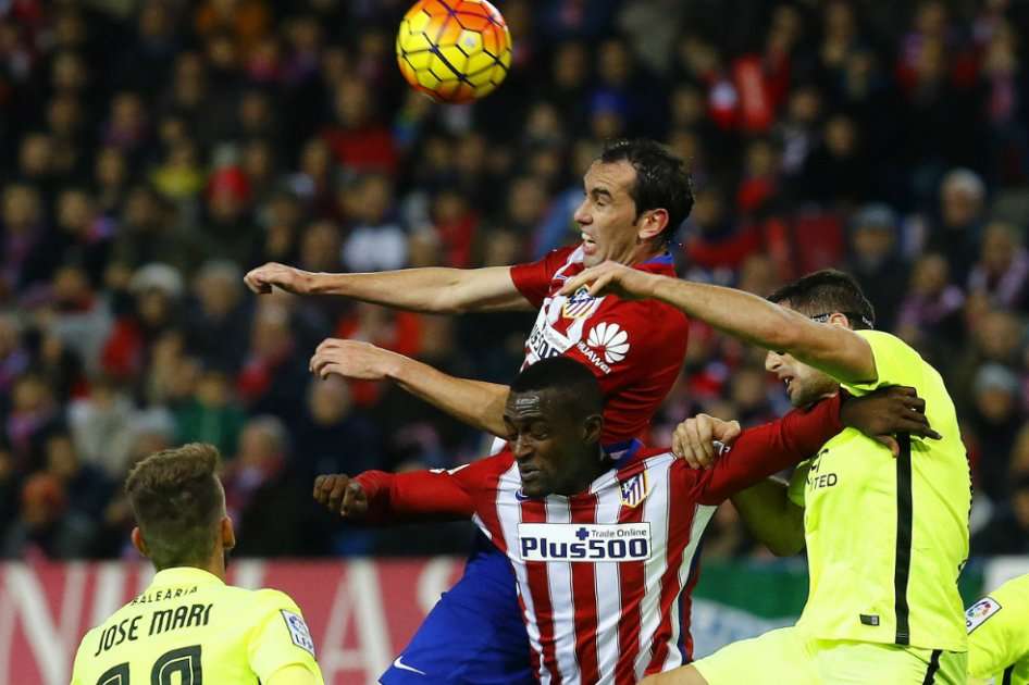 El colombiano Jackson Martínez (c. abajo) en una jugada durante el partido del Atlético de Madrid frene al Levante. / EFE