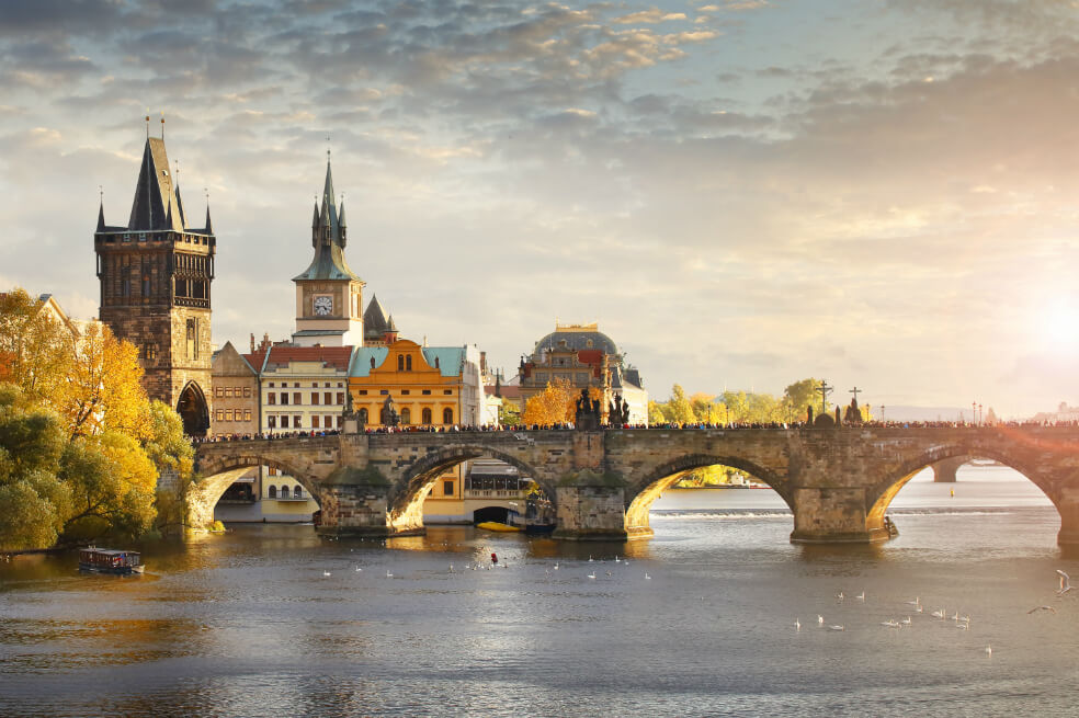 Panorámica del puente de Carlos y parte de la Ciudad Antigua, un lugar que data del siglo IX y que hoy es uno de los sitios más turísticos del mundo. / Getty Images