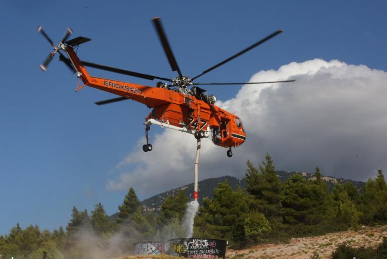Dos pilotos murieron en choque de helicópteros que combatían incendios en Grecia