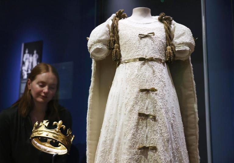 En fotos: así es la muestra más completa del vestuario de la reina Isabel II