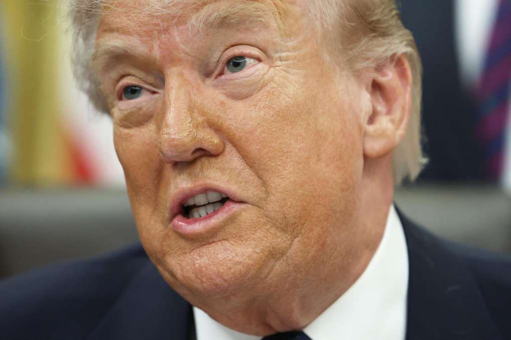 Washington (United States), 05/05/2026.- US President Donald Trump speaks before signing a proclamation inside the Oval Office at the White House in Washington, DC, USA, 05 May 2026. The memorandum is set to restore the Presidential Fitness Test Award, a competitive school-based fitness program last seen under the Obama administration. EFE/EPA/TOM BRENNER / POOL
