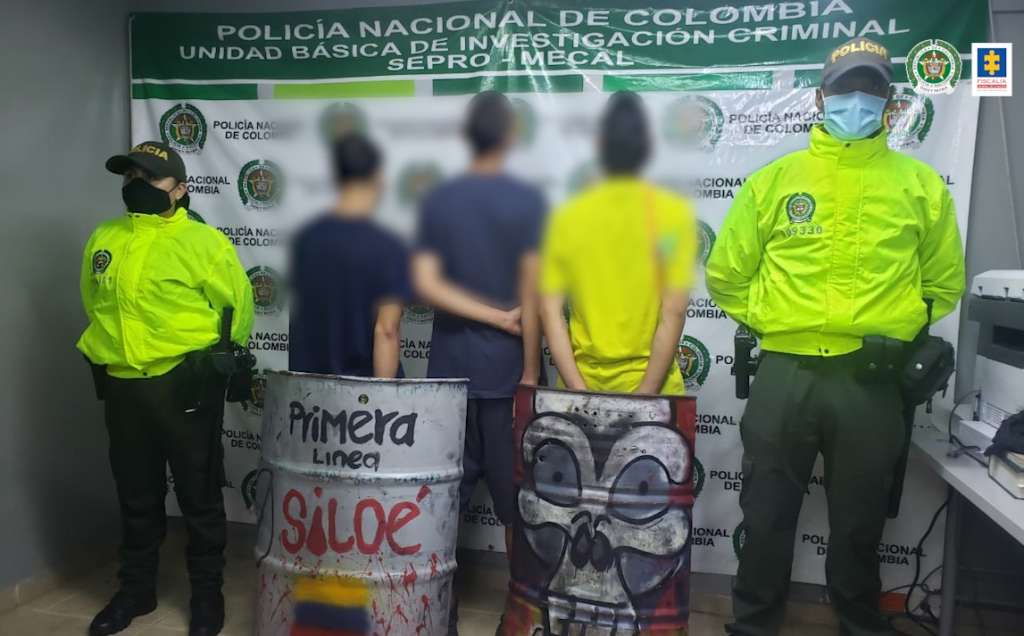 Jóvenes sancionados con internamiento por presuntamente atacar instalaciones policiales en Cali.