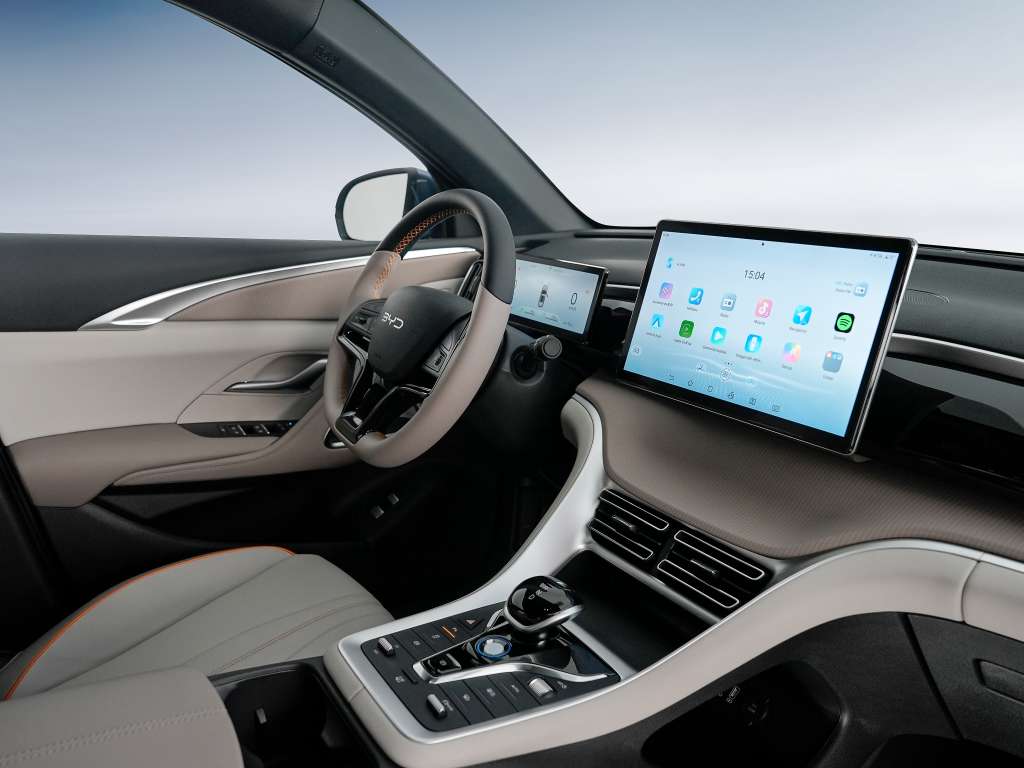 La consola central, con materiales premium, está equipada con un tablero de instrumentos en LCD de 8.8'', volante tapizado multi-función con control para bluetooth, y una pantalla táctil de 12.8'' con rotación eléctrica de 90°