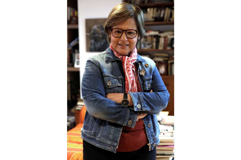 La poeta y escritora colombiana Piedad Bonnett posa durante entrevista con Efe el 17 de noviembre de 2021, en Bogotá (Colombia). El apego y la costumbre pueden crear relaciones "aparentemente armónicas": matrimonios que sobreviven por costumbre, madres ajenas a la vida de sus hijas, hijas esclavas de sus madres... "El mundo de los afectos es terriblemente complejo y difícil", reflexiona la escritora colombiana Piedad Bonnett. Estas relaciones difíciles, centradas en una generación de mujeres, la que está entrando en los 60 y 70, que abrieron una brecha para las que vinieron después, son las que aborda en su nueva novela, "Qué hacer con estos pedazos" (Alfaguara). EFE/ Carlos Ortega