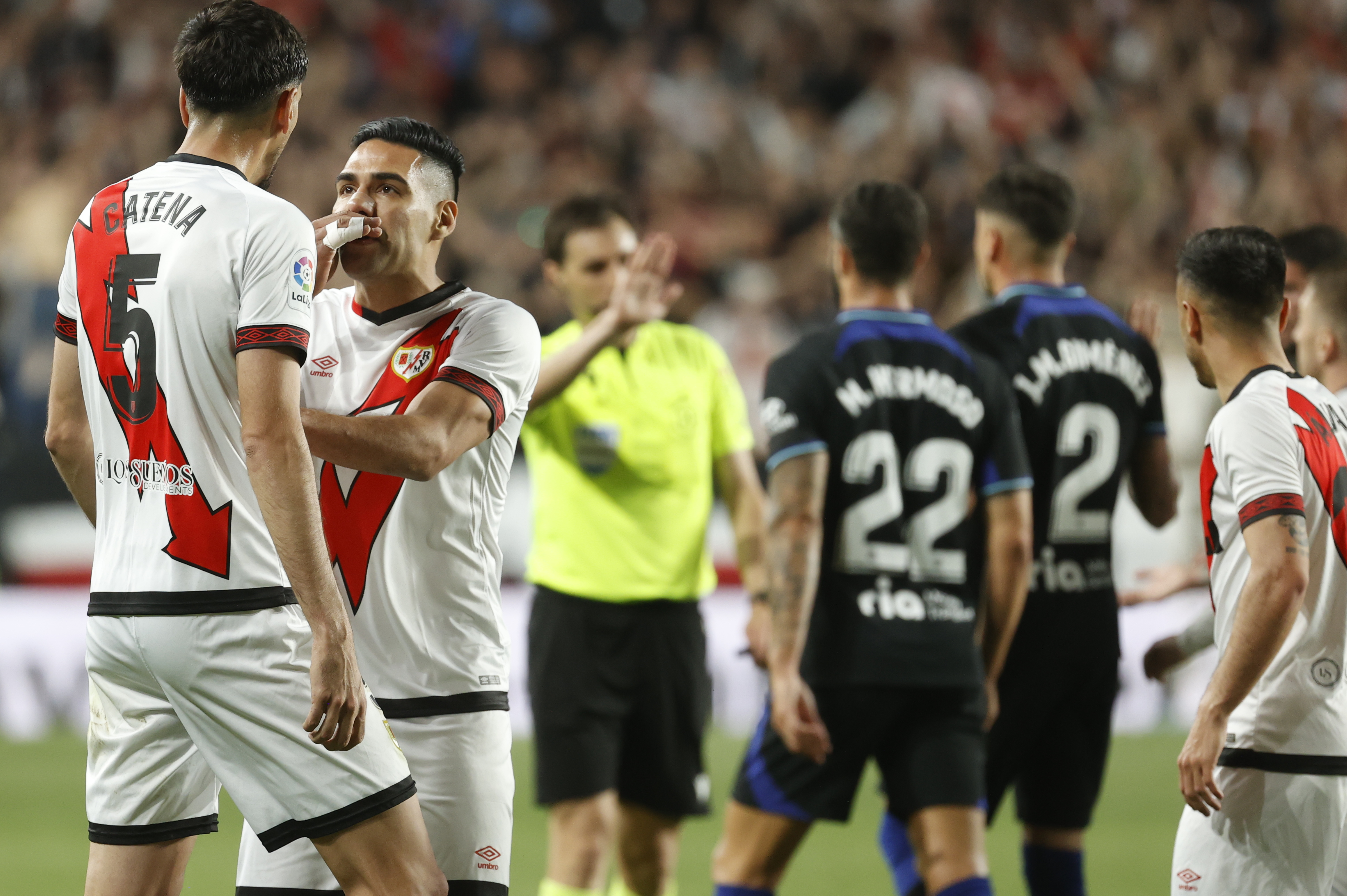 MADRID, 09/04/2023.- El delantero colombiano del Rayo Vallecano Radamel Falcao (2i) habla con su compañero Catena durante el partido de la jornada 28 de Liga en Primera División que Rayo Vallecano y Atlético de Madrid juegan hoy domingo en el estadio de Vallecas. EFE/MARISCAL
