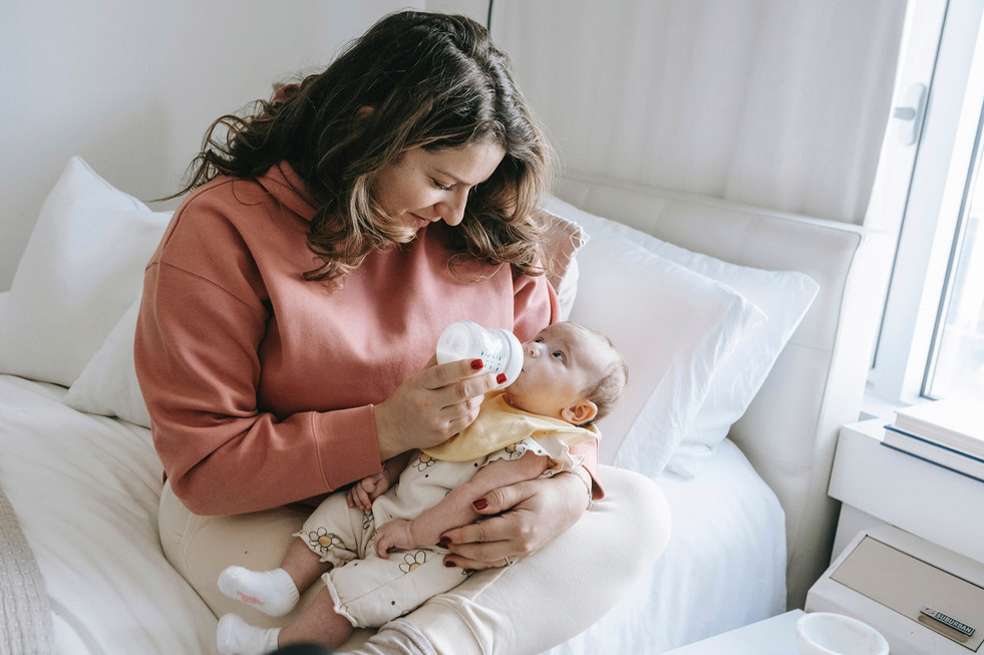 Con la llegada de un nuevo integrante a la familia, hay algunos consejos que puedes seguir para los cuidados de tu bebé y de la mamá.