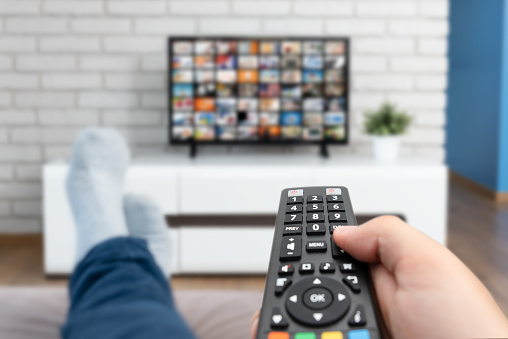 Ver televisión.