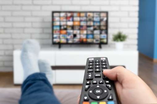 Ver televisión.