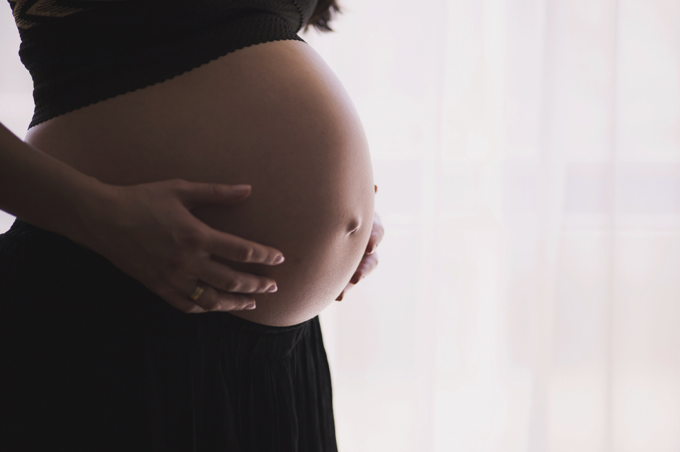 Es normal que una mamá embarazada suba de peso, al estar creando un nuevo ser en su vientre, además de tener que pasar por cambios físicos.