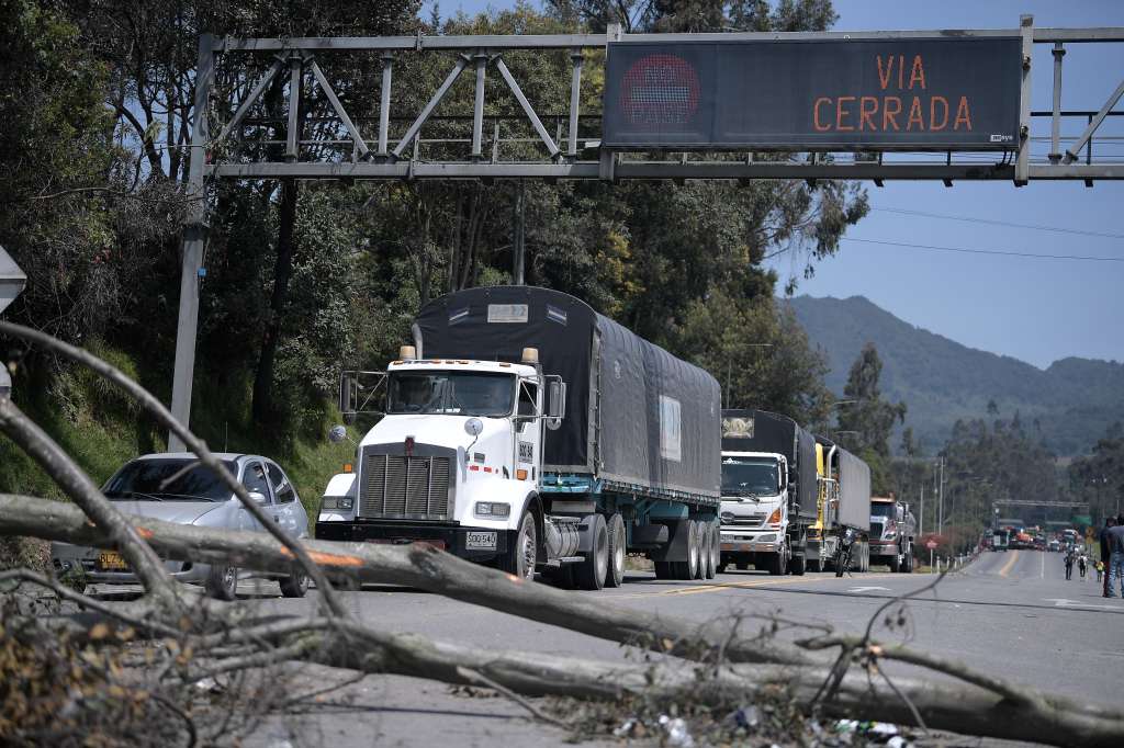 Transportadores protestan y bloquean vías en Bogotá, por el alza del combustible ACPM.