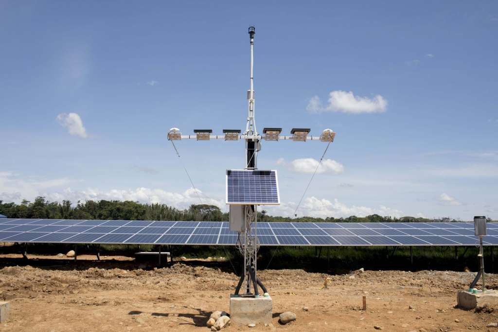 Una estación meteorológica frente a los paneles solares en la planta solar Ecopetrol, operada por AES Colombia, en Castilla La Nueva, Colombia. / Bloomberg