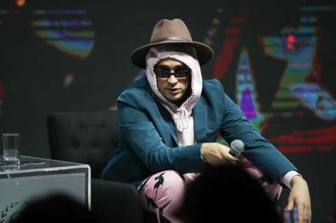 Bad Bunny dice que jóvenes "quieren música con sentido y también de sexo y drogas"
