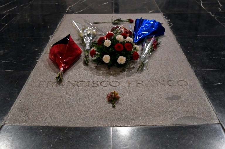 Artista detenido por pintar una paloma roja sobre la tumba de Francisco Franco