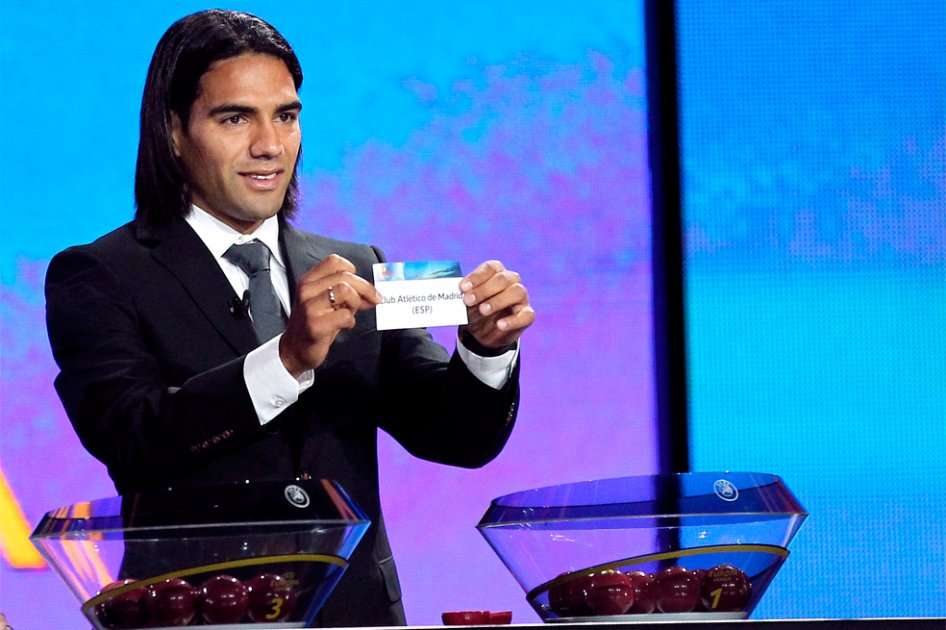 Falcao mostrando la papeleta de Atlético de Madrid / AFP