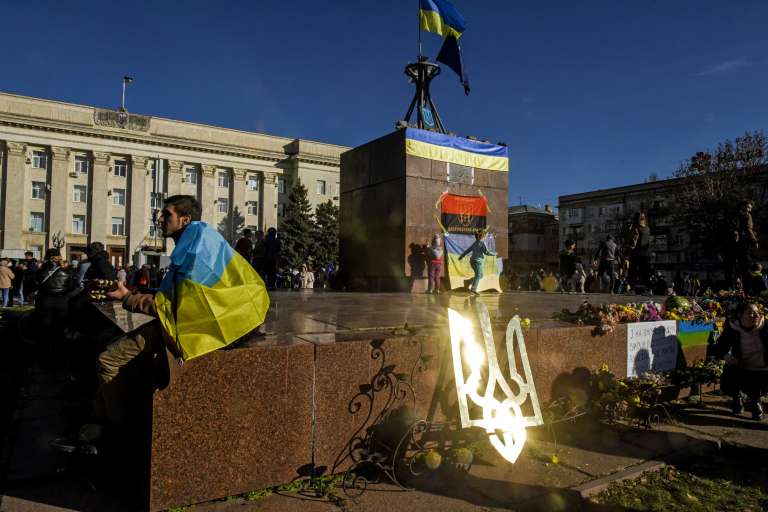 Kherson (Ukraine).- A man plays the guitar as he attends a patriotic rally in the recaptured city of Kherson, Ukraine, 14 November 2022. Ukrainian troops entered Kherson on 11 November after Russian troops had withdrawn from the city. Kherson was captured in the early stage of the conflict, shortly after Russian troops had entered Ukraine in February 2022. (Rusia, Ucrania) EFE/EPA/OLEG PETRASYUK