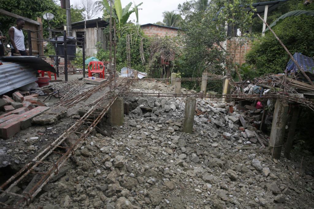 ACOMPAÑA CRÓNICA: COLOMBIA TERREMOTO AME3369. BUENAVENTURA (COLOMBIA), 31/08/2026.- Fotografía del 29 de agosto de 2026 que muestra los escombros en una casa afectada por el terremoto del pasado 10 de agosto, en zona rural de Buenaventura (Colombia). Tres semanas después del terremoto, la vida en las zonas rurales de Buenaventura transcurre entre niños que juegan en las calles de tierra, casas con daños estructurales que aún no han sido evaluadas y grupos armados ilegales que permanecen en medio de la crisis. EFE/ Ernesto Guzmán