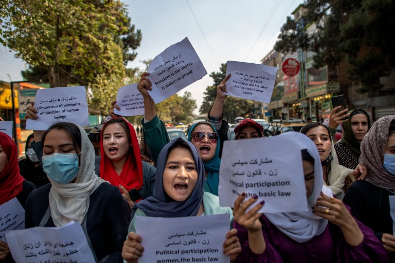 Las mujeres científicas y artistas que desafían a los talibanes en Afganistán