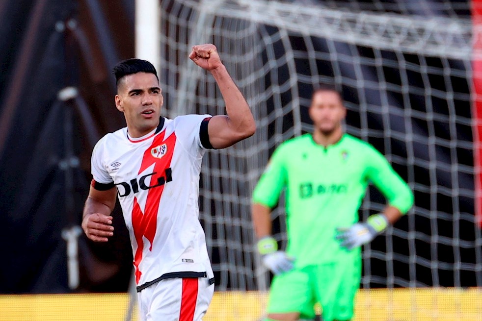 El delantero colombiano del Rayo Vallecano, Radamel Falcao García, celebra el segundo gol de su equipo en el partido de LaLiga entre el Rayo y el Cádiz, este domingo en el estadio de Vallecas.