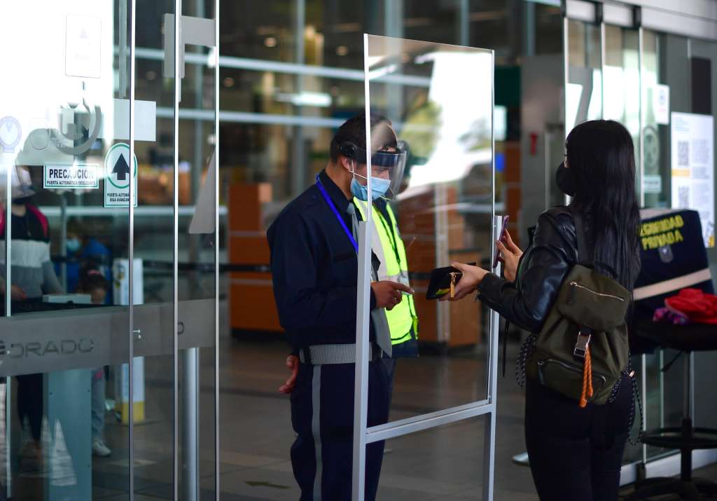 Llegada y salida de pasajeros de esta terminal aérea, durante el segundo pico de la pandemia del Covid-19.