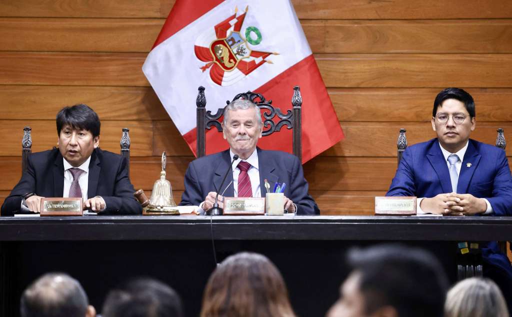AME6237. LIMA (PERÚ), 17/02/2026.- Fotografía cedida por el Congreso de Perú que muestra al presidente del Congreso Fernando Rospigliosi (c) durante una sesión extraordinaria este martes, en Lima (Perú). El pleno del Congreso de Perú inició la sesión extraordinaria convocada para tratar las siete mociones de censura presentadas contra el presidente interino, José Jerí, que puede derivar en el octavo cambio presidencial en el país andino en cerca de una década de inestabilidad política. EFE/ Congreso de Perú /SOLO USO EDITORIAL NO VENTAS /SOLO DISPONIBLE PARA ILUSTRAR LA NOTICIA QUE ACOMPAÑA (CRÉDITO OBLIGATORIO)