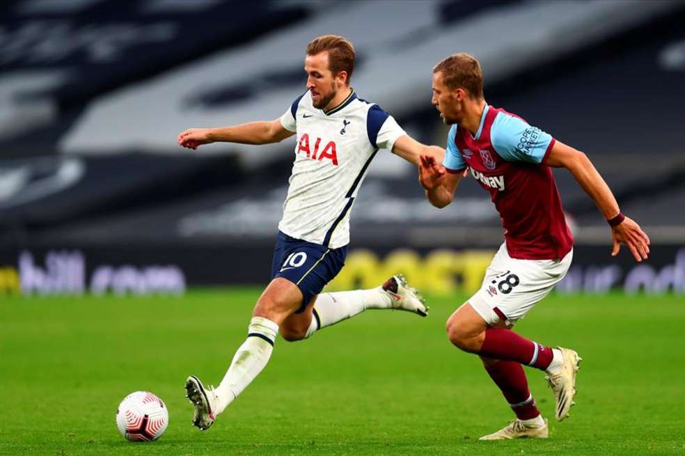 Harry Kane y Tomas Soucek en el partido por la quinta fecha de la Premier League.